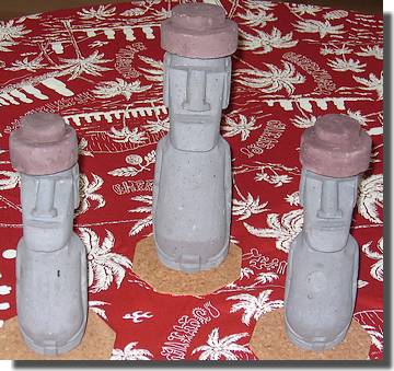 3 Souvenier-Moais mit Pukao