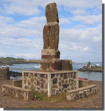 Moai an der Plaza Hotu Matua