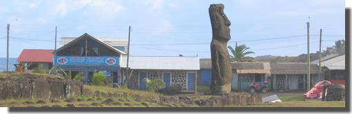 Moai an der Plaza Hotu Matua